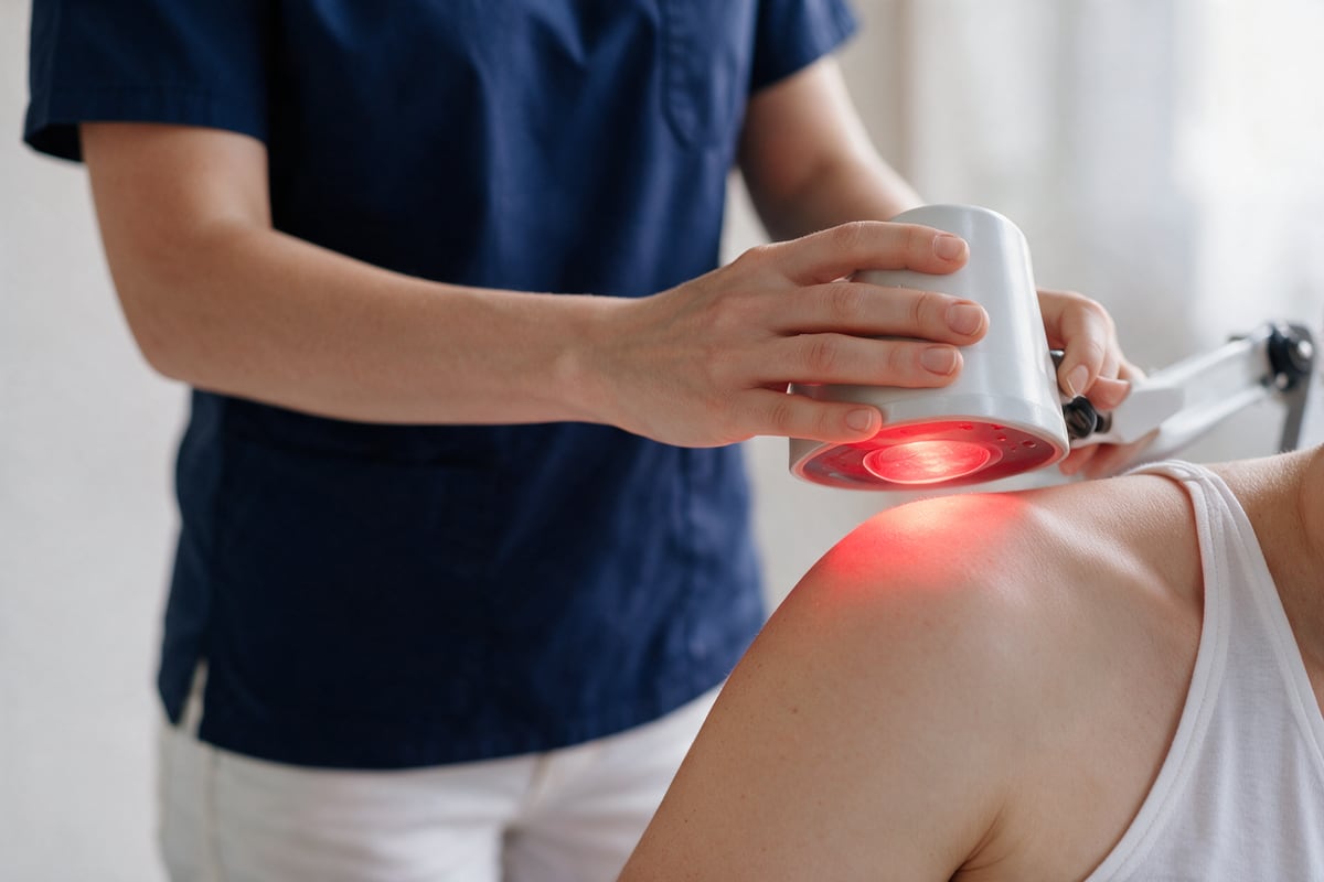 Rotlicht-Wärmetherapie am Knie
