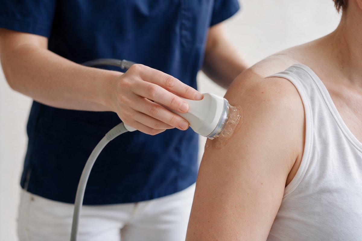 Ultraschalltherapie an der Schulter.
